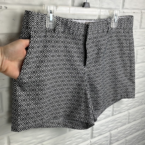 BANANA REPUBLIC HAMPTON SHORT BLACK WHITE GEOMETRIC TAILORED SIZE 10 - Picture 3 of 13